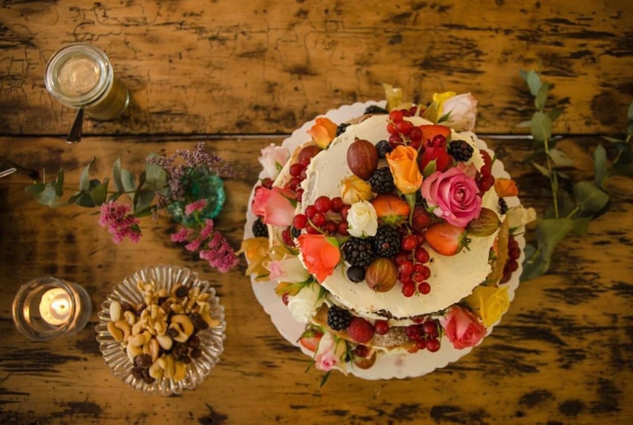 Beerentorte mit Blüten