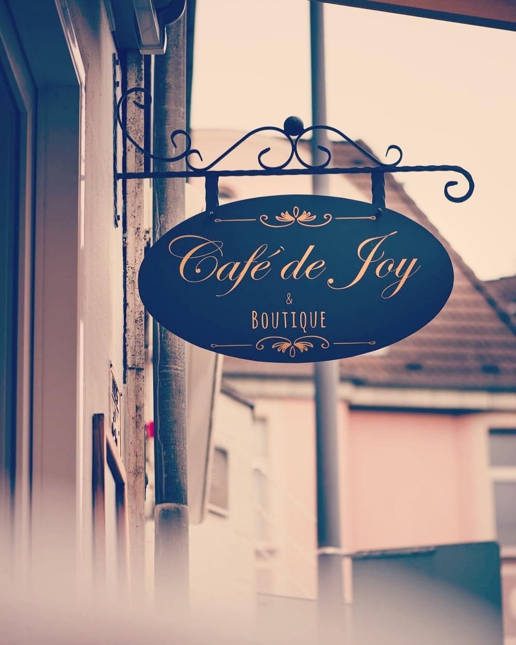 Nasenschild Café de Joy & Boutique