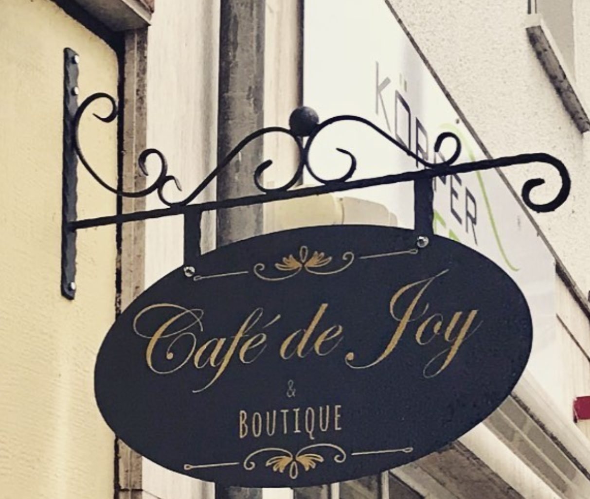 Nasenschild Café de Joy & Boutique