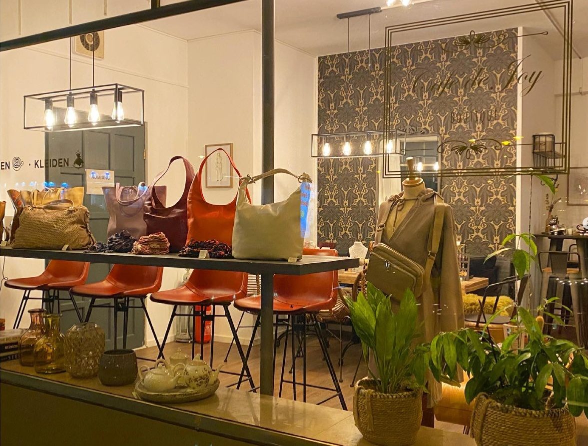 Boutique: Taschen und Schals