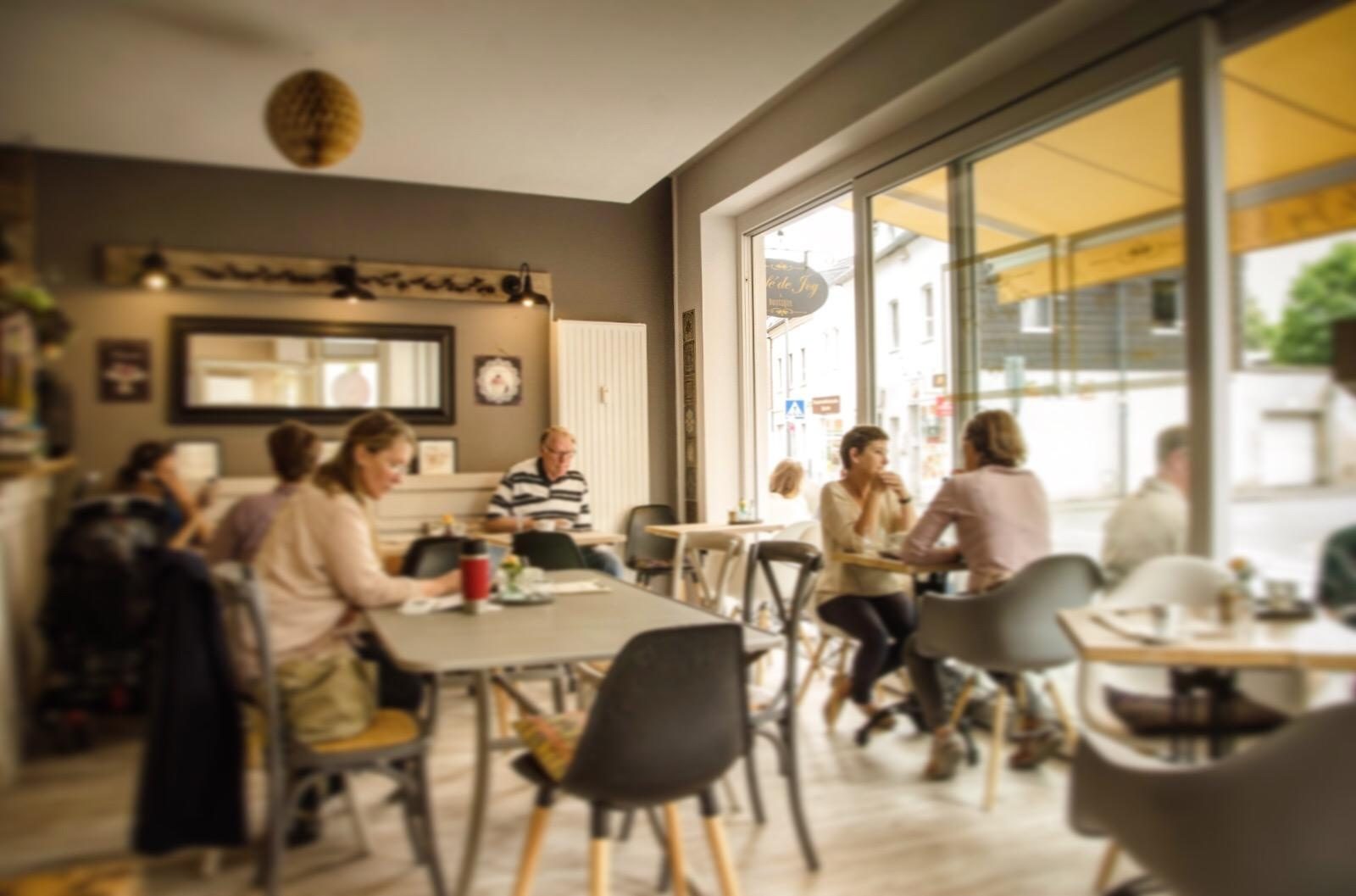Gäste im Café de Joy