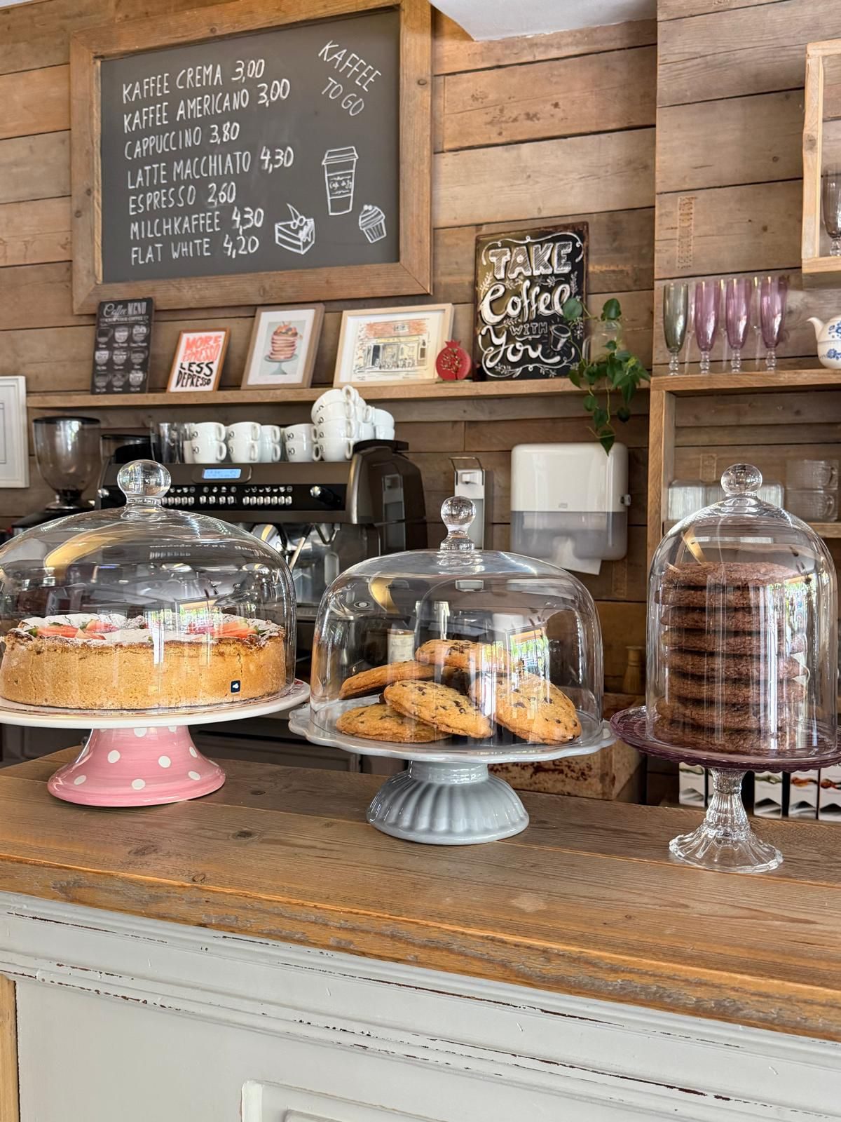 Kuchen und Kekse an der Theke