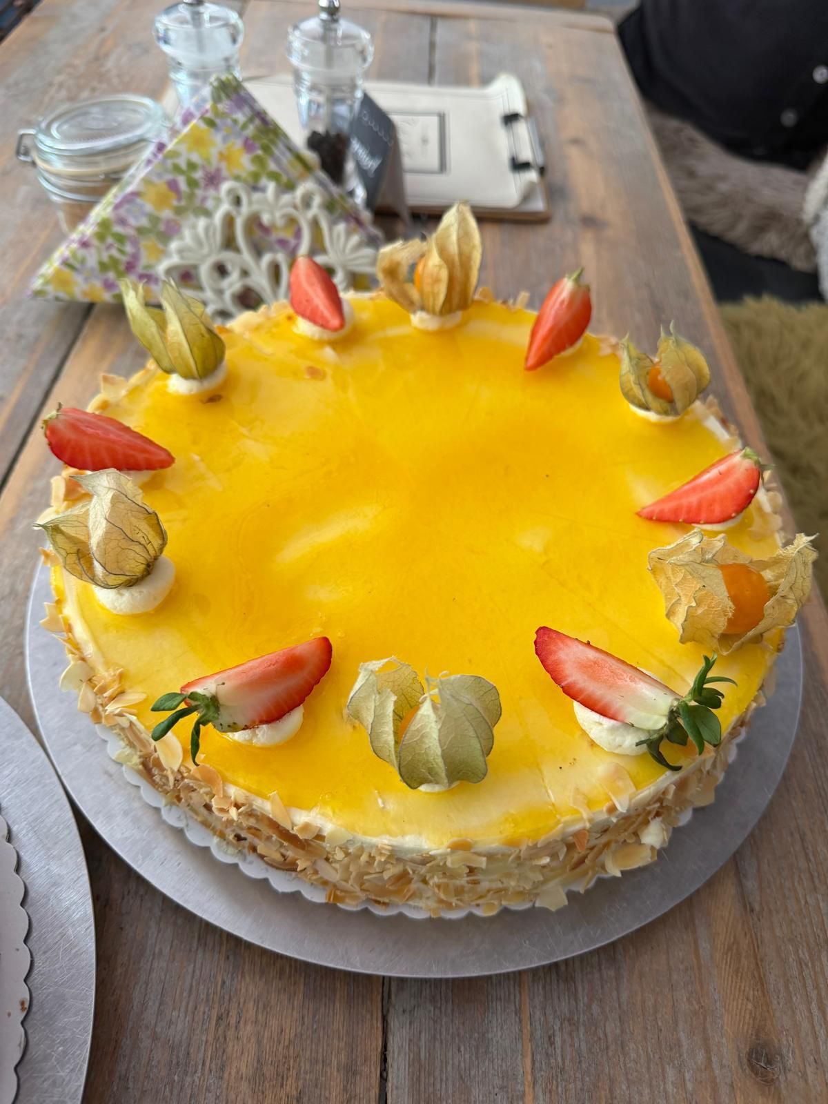 Torte mit Früchten und Mandeln