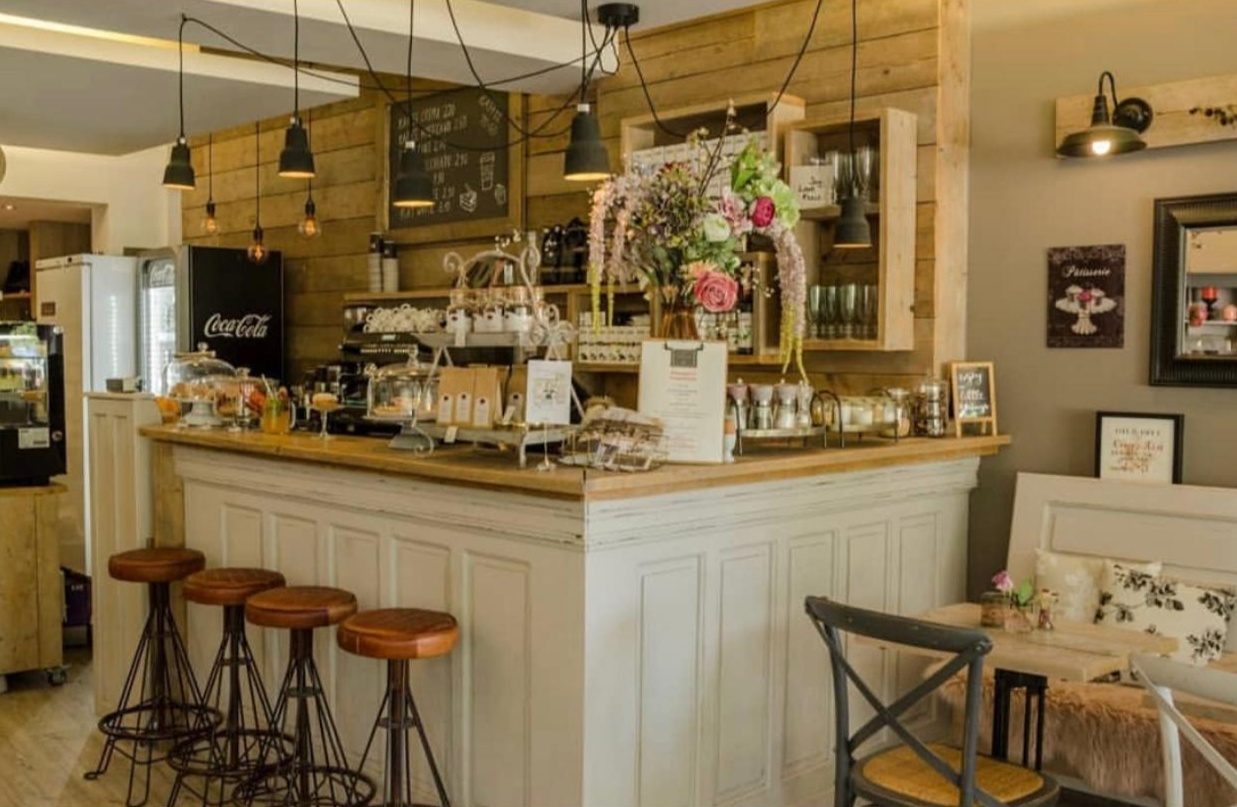 Theke mit Blumen und Barhockern