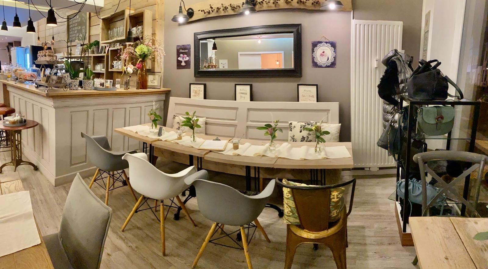 Caféraum mit Sitzbereich und Boutique